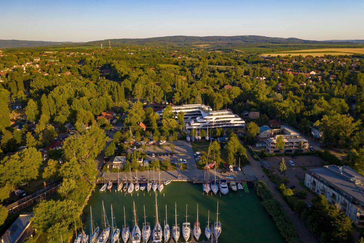 Marina Apartman Hotel Balatonszárszó Exterior foto